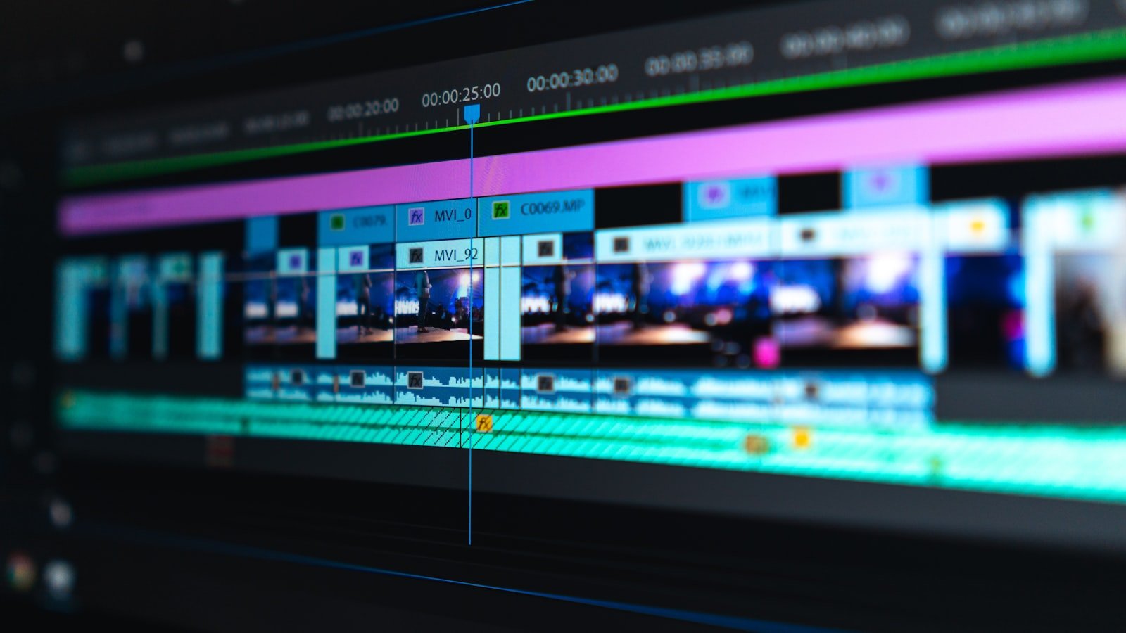 Video playback interface evoking async video messaging
